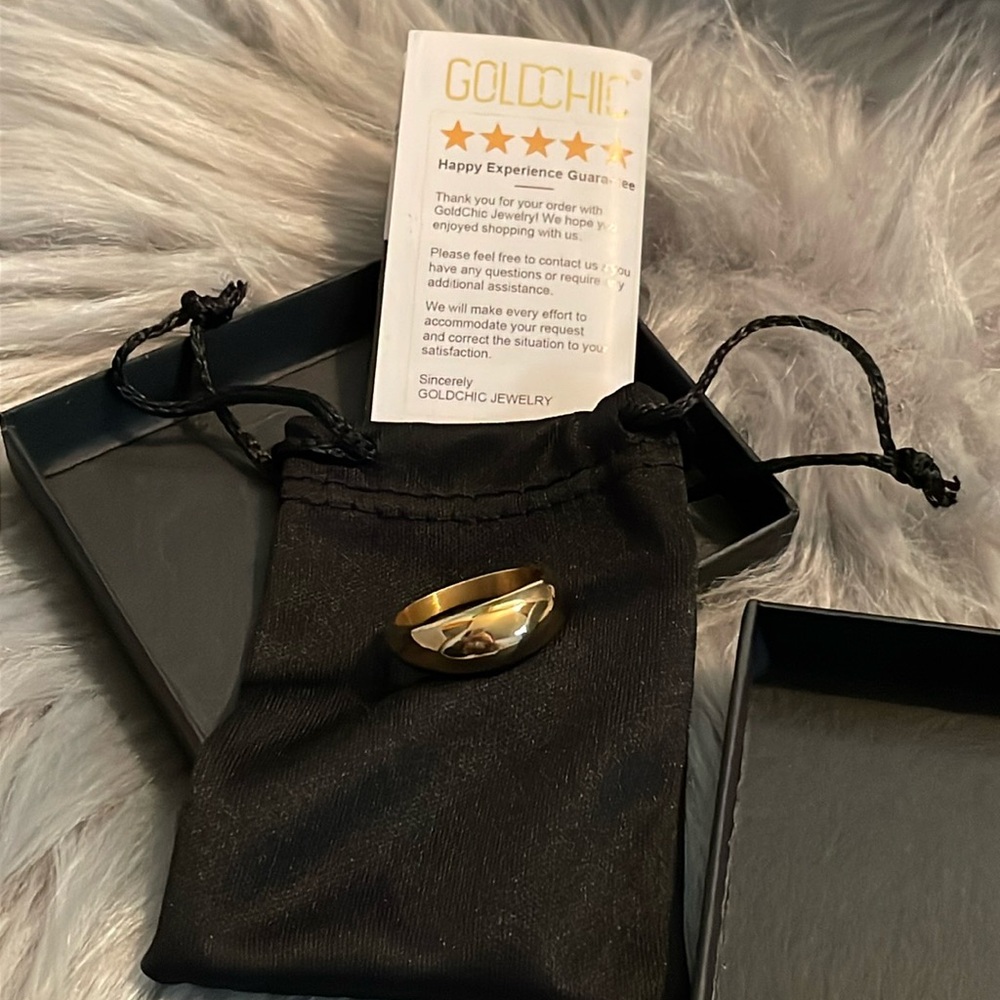 NWOT Gold Chic Ring